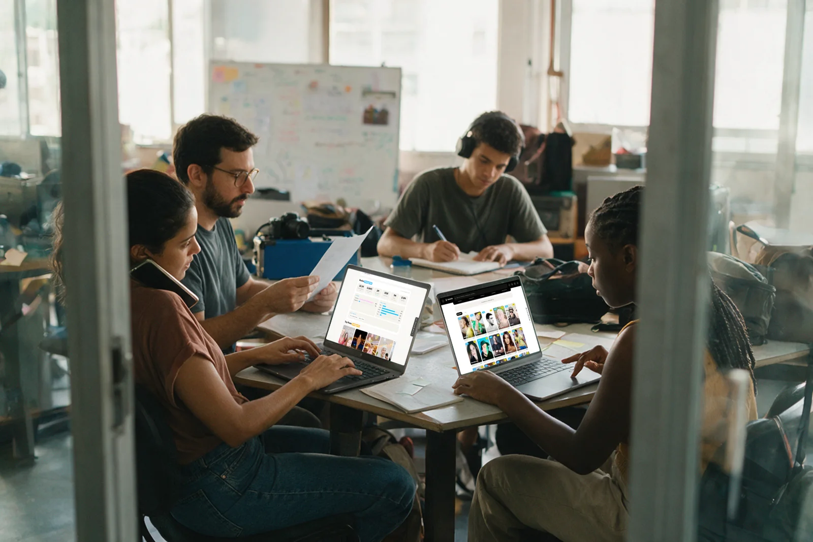 Equipe de agência trabalhando com o app da Shake aberto nos laptops